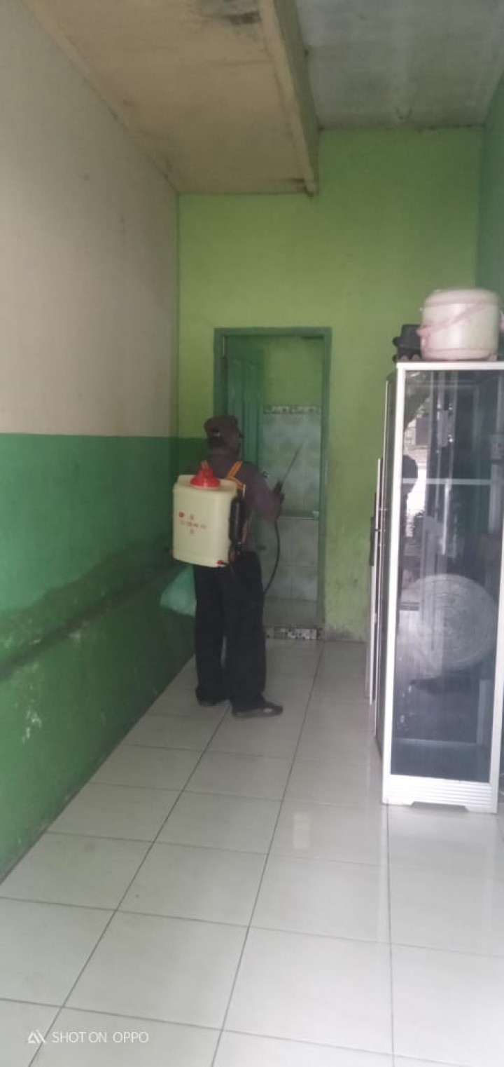 Penyemprotan Desinfektan di SMKN 14 Bantuan dari Kelurahan Tani Aman, Kecamatan Loa Janan Ilir