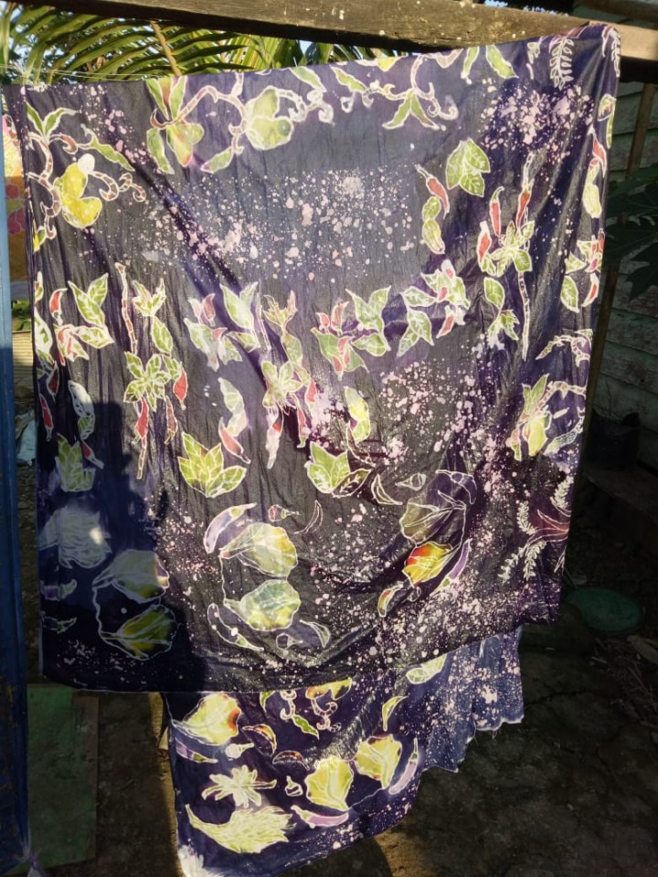 Hasil kegiatan membuat batik tulis di Kampung KB Taman Hati Kelurahan Tani Aman Kecamatan Loa Janan Ilir