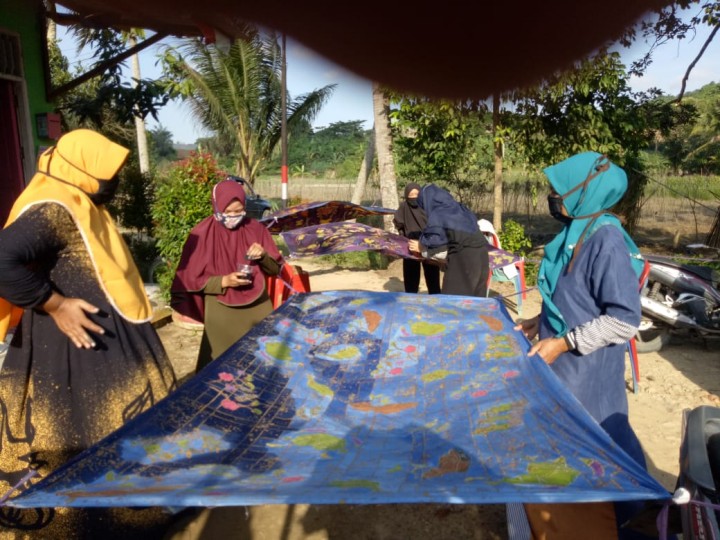 Hasil kegiatan membuat batik tulis di Kampung KB Taman Hati Kelurahan Tani Aman Kecamatan Loa Janan Ilir