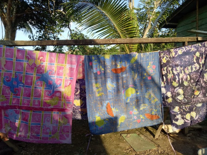 Hasil kegiatan membuat batik tulis di Kampung KB Taman Hati Kelurahan Tani Aman Kecamatan Loa Janan Ilir