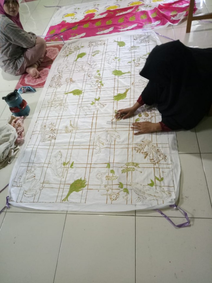 Hasil kegiatan membuat batik tulis di Kampung KB Taman Hati Kelurahan Tani Aman Kecamatan Loa Janan Ilir