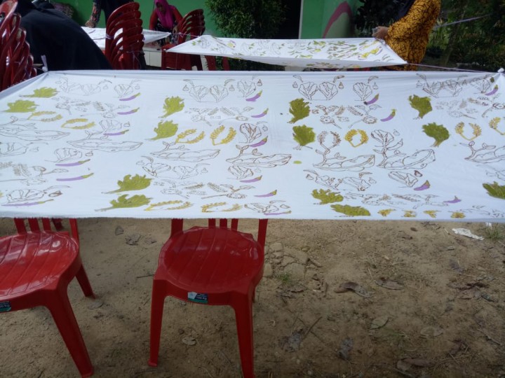 Hasil kegiatan membuat batik tulis di Kampung KB Taman Hati Kelurahan Tani Aman Kecamatan Loa Janan Ilir