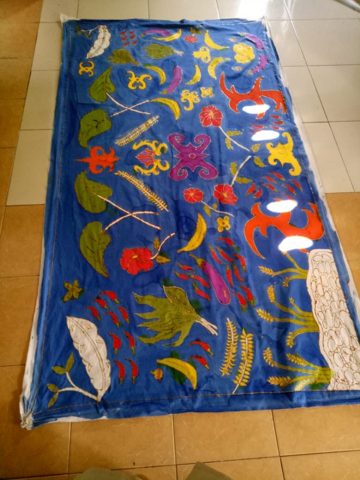 Hasil kegiatan membuat batik tulis di Kampung KB Taman Hati Kelurahan Tani Aman Kecamatan Loa Janan Ilir