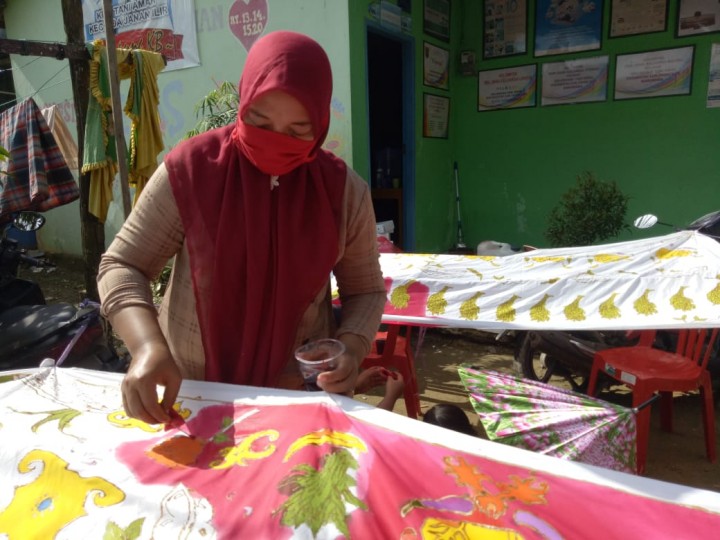 Hasil kegiatan membuat batik tulis di Kampung KB Taman Hati Kelurahan Tani Aman Kecamatan Loa Janan Ilir