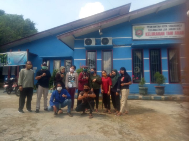 Kegiatan Gotong Royong Jumat Bersih pem Kelurahan Tani Aman Bersama KKN Politani Samarinda