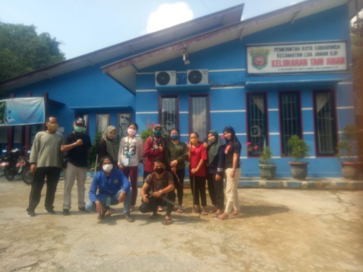 Kegiatan Gotong Royong Jumat Bersih pem Kelurahan Tani Aman Bersama KKN Politani Samarinda
