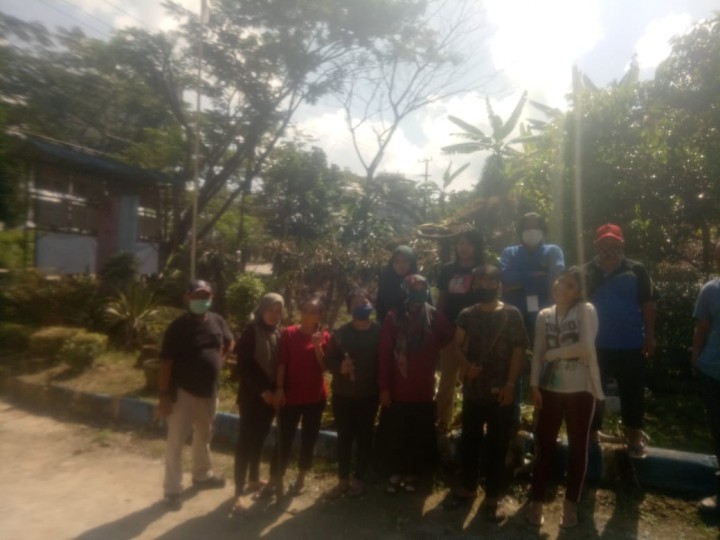 Kegiatan Gotong Royong Jumat Bersih pem Kelurahan Tani Aman Bersama KKN Politani Samarinda