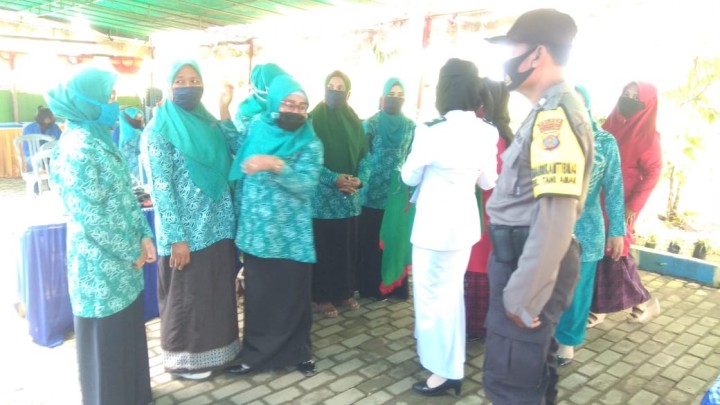 Kegiatan Penyerahan secara simbolis kepada petugas pembagi masker dalam Rangka Gebyar Masker Se Indonesia Kelurahan Tani Aman Kecamatan Loa Janan Ilir Senin 17 Agustus 2020