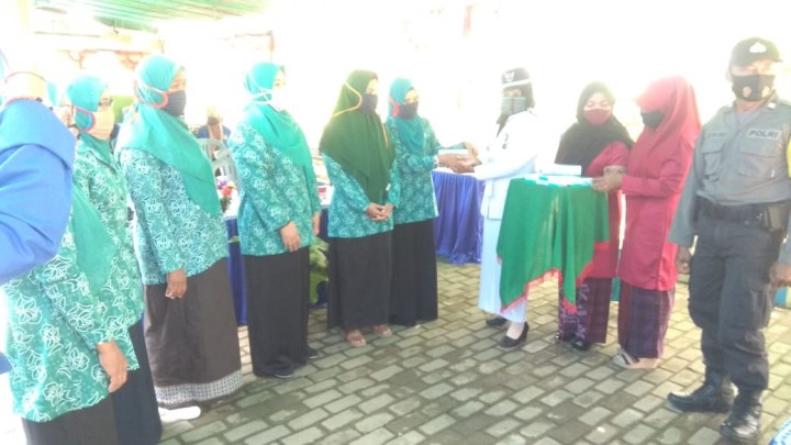 Kegiatan Penyerahan secara simbolis kepada petugas pembagi masker dalam Rangka Gebyar Masker Se Indonesia Kelurahan Tani Aman Kecamatan Loa Janan Ilir Senin 17 Agustus 2020