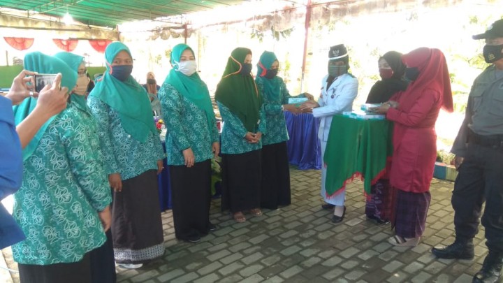 Kegiatan Penyerahan secara simbolis kepada petugas pembagi masker dalam Rangka Gebyar Masker Se Indonesia Kelurahan Tani Aman Kecamatan Loa Janan Ilir Senin 17 Agustus 2020
