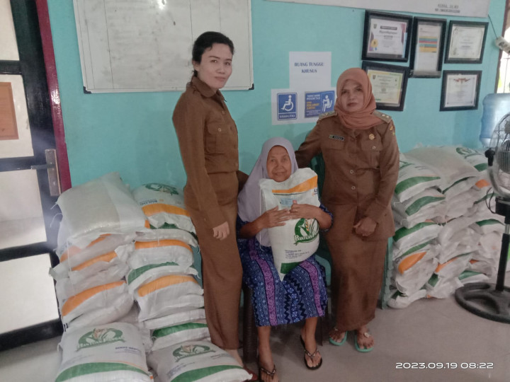 Penyerahan Beras Bantuan Pangan  CPP TH.2023 Kel.TA