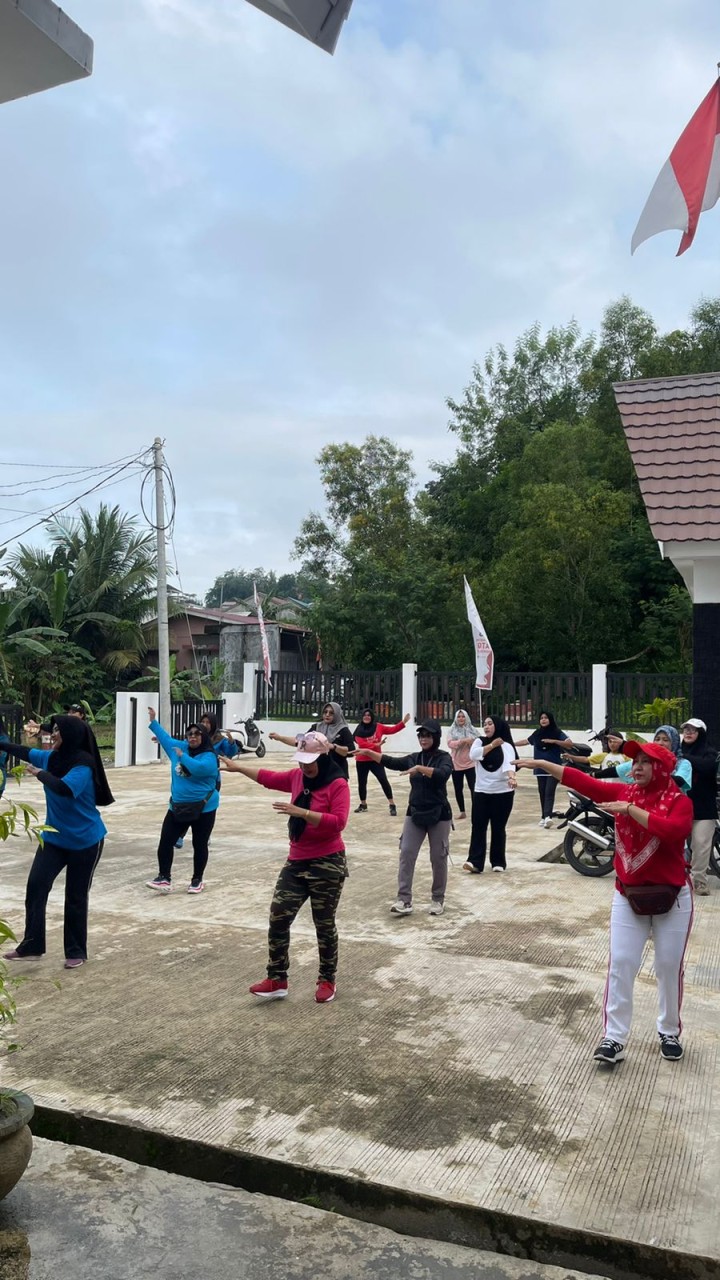 Senam Pagi Bersama Ibu Kader PKK dan Kader Dasawisma Kelurahan Teluk Lerong Ilir Hari Jum'at Tanggal 31 Januari 2025