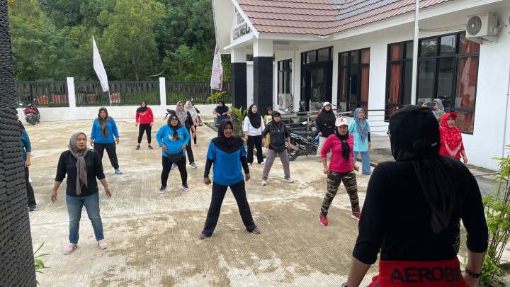Senam Pagi Bersama Ibu Kader PKK dan Kader Dasawisma Kelurahan Teluk Lerong Ilir Hari Jum'at Tanggal 31 Januari 2025