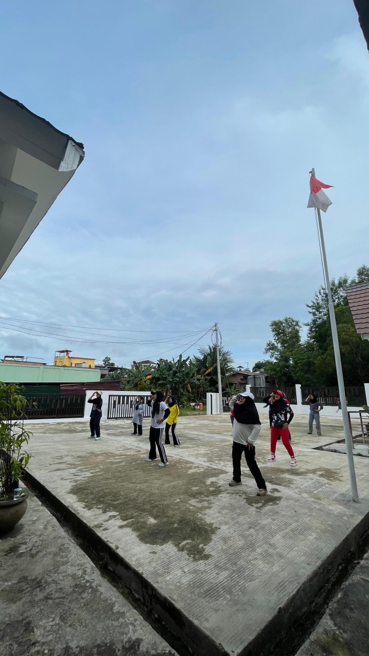 Senam Pagi Bersama Ibu Kader PKK dan Kader Dasawisma Kelurahan Teluk Lerong Ilir Hari Jum'at Tanggal 07 Februari 2025