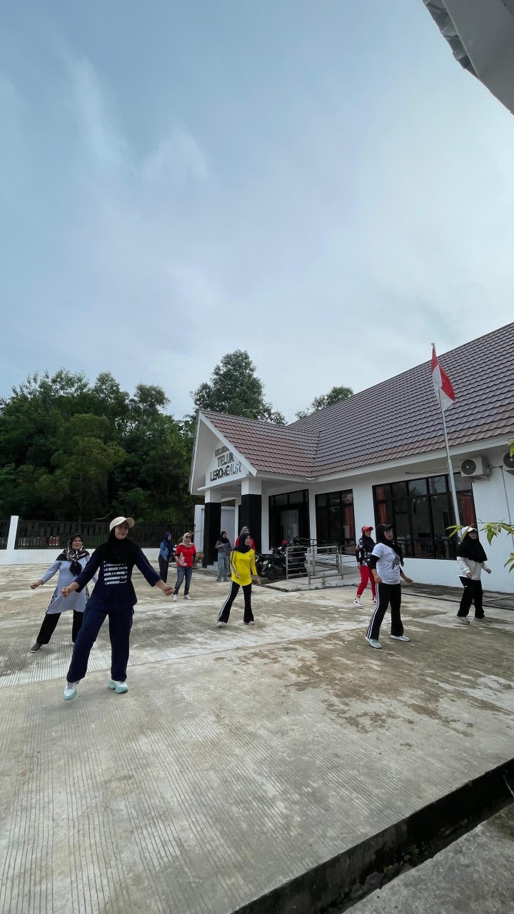Senam Pagi Bersama Ibu Kader PKK dan Kader Dasawisma Kelurahan Teluk Lerong Ilir Hari Jum'at Tanggal 07 Februari 2025