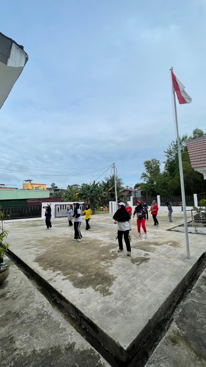 Senam Pagi Bersama Ibu Kader PKK dan Kader Dasawisma Kelurahan Teluk Lerong Ilir Hari Jum'at Tanggal 07 Februari 2025