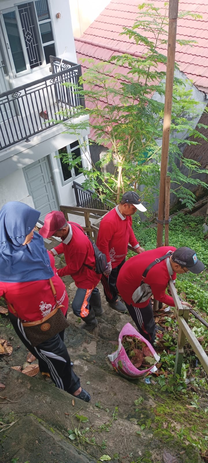Gotong Royong Pokmas Amanah, Barokah, dan Karya Bersama Kelurahan Teluk Lerong Ilir