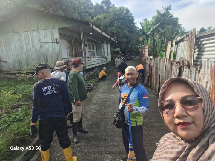 Gotong Royong Pokmas Amanah, Barokah, dan Karya Bersama Kelurahan Teluk Lerong Ilir