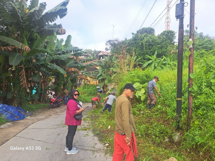Gotong Royong Pokmas Amanah, Barokah, dan Karya Bersama Kelurahan Teluk Lerong Ilir