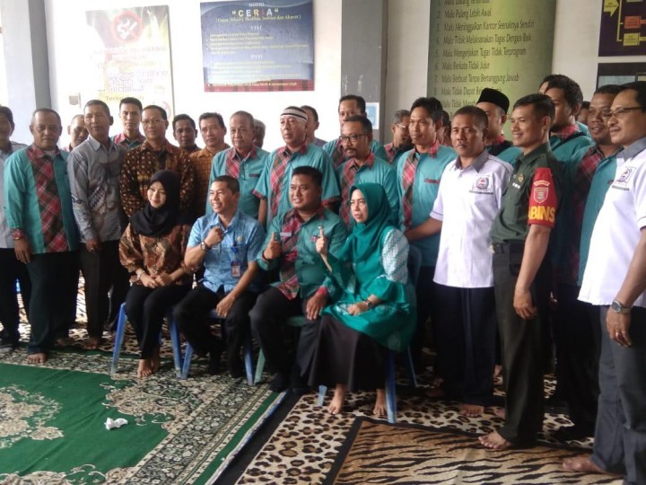 Pisah Sambut Lurah Teluk Lerong Ulu dari Ardi,S.STP kepada H.Rusmin Nuryadin