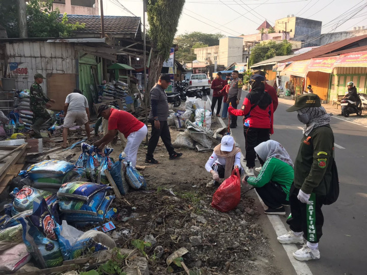 Gotong royong Massal rutin Sepanjang Jalan Ulin 03 Agustus 2023