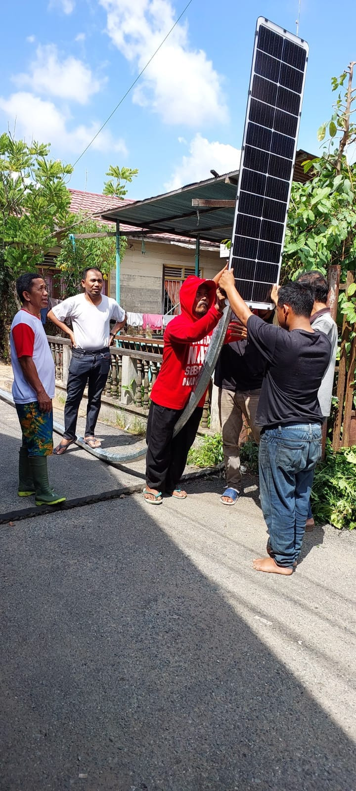 Kegiatan Gotong Royong Pemasangan Lampu di Wilayah  Gg. 5