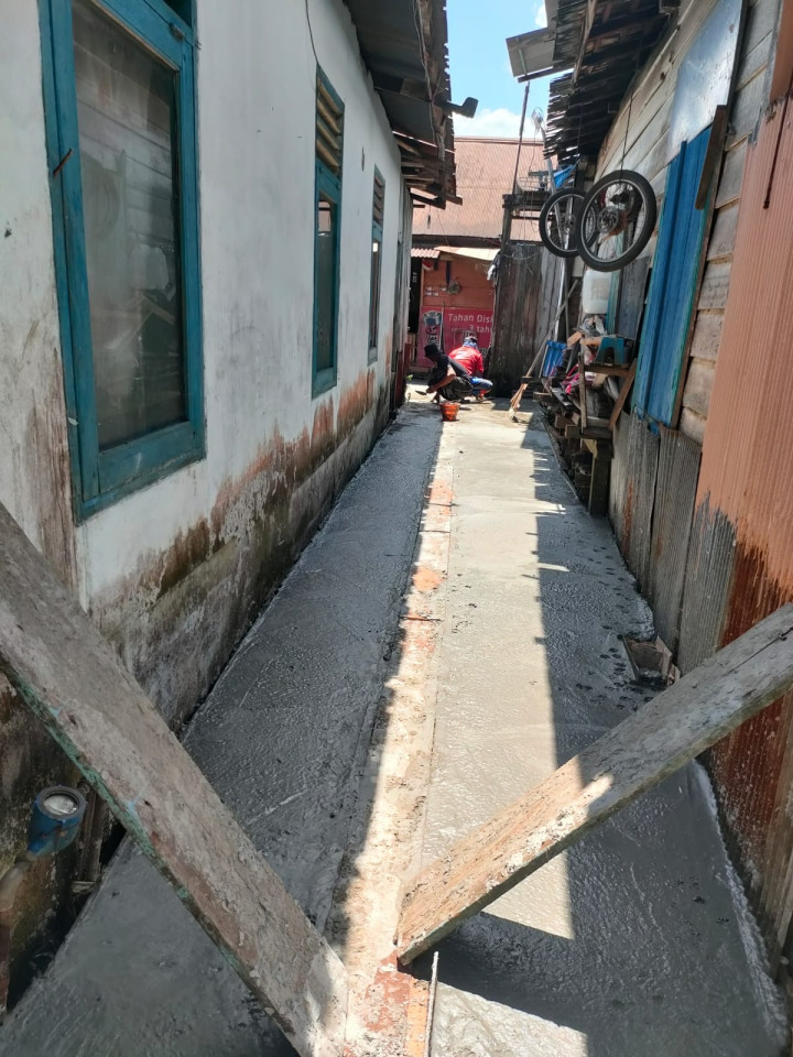 Monitoring kegiatan Semenisasi Oleh Kasi Ekonomi Pembangunan dan Lingkungan hidup di Wilayah RT 33 Kelurahan Teluk lerong ulu Kecamatan Sungai Kunjang Kota Samarinda.