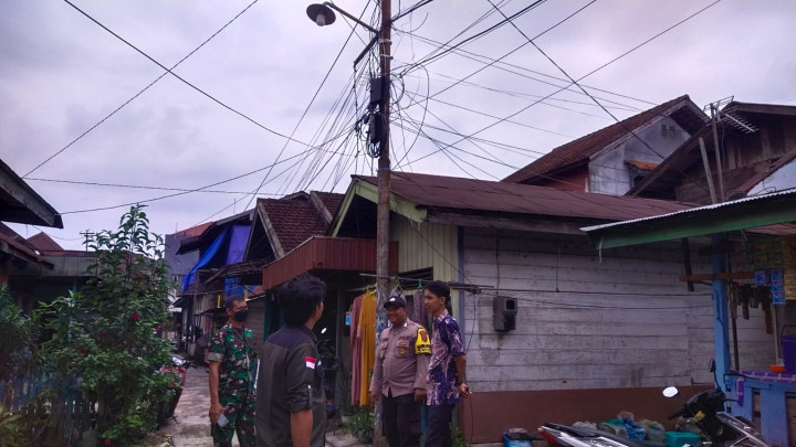 Peninjauan Bhabinkamtibmas dan Babinsa Lokasi Permasalahan Konslet Tiang Listrik Di Lokasi RT 38