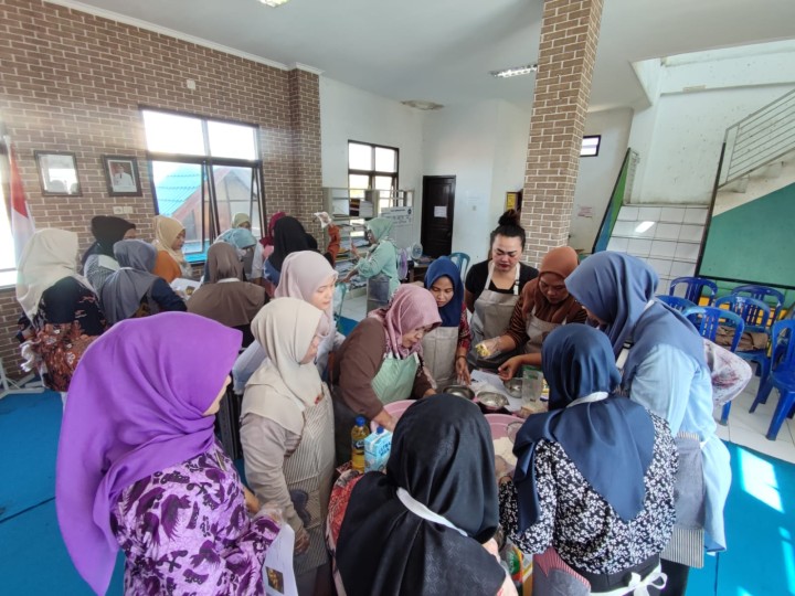 Kegiatan Pelatihan Probebaya Tahun 2025 Pemberdayaan Masyarakat "Pelatihan Tata Boga" di Kelurahan Teluk Lerong Ulu