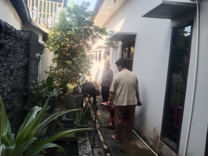 Kegiatan Kerja Bakti Di Sekitar Kantor Kelurahan Teluk Lerong Ulu