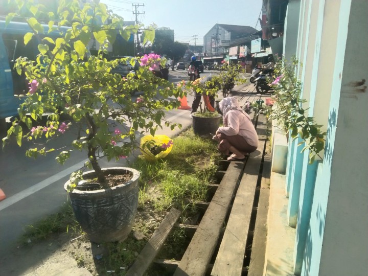Kegiatan Kerja Bakti Di Sekitar Kantor Kelurahan Teluk Lerong Ulu