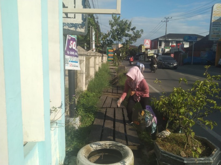 Kegiatan Kerja Bakti Di Sekitar Kantor Kelurahan Teluk Lerong Ulu