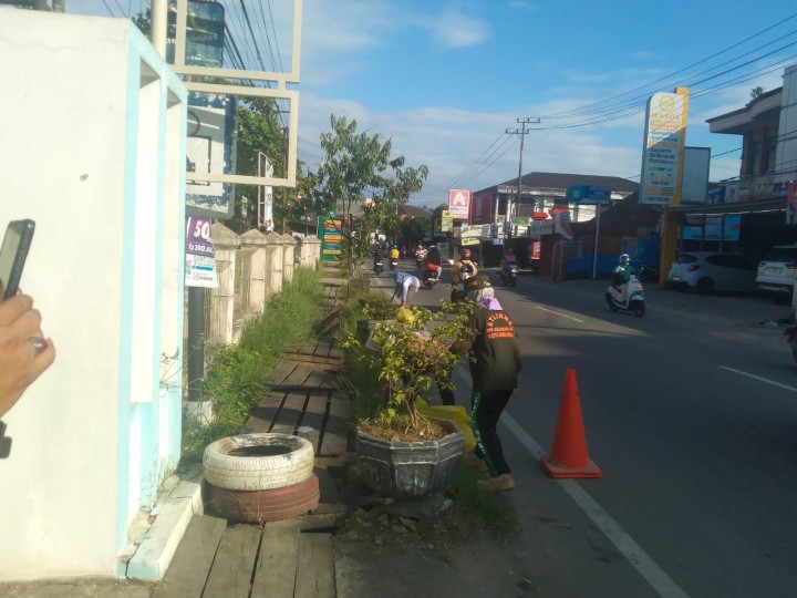 Kegiatan Kerja Bakti Di Sekitar Kantor Kelurahan Teluk Lerong Ulu