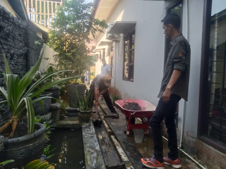 Kegiatan Kerja Bakti Di Sekitar Kantor Kelurahan Teluk Lerong Ulu