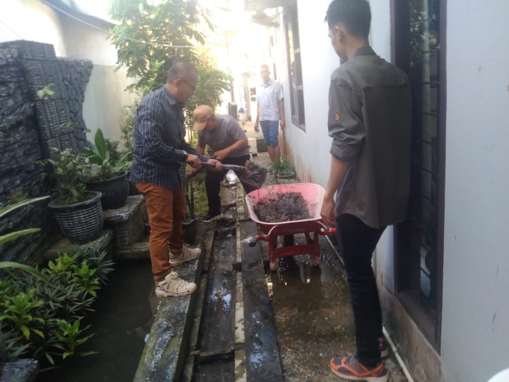 Kegiatan Kerja Bakti Di Sekitar Kantor Kelurahan Teluk Lerong Ulu