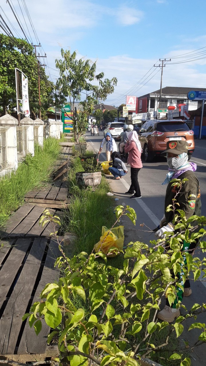 Kegiatan Kerja Bakti Di Sekitar Kantor Kelurahan Teluk Lerong Ulu