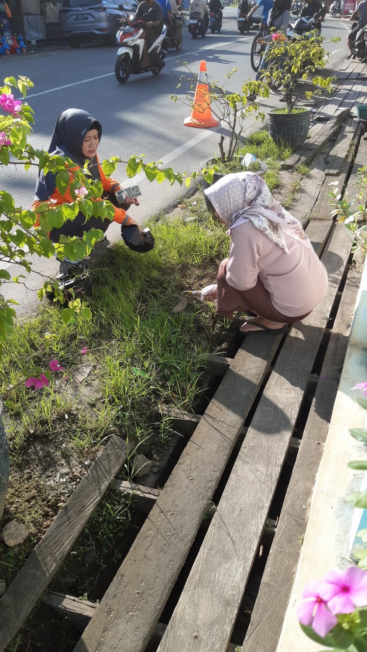 Kegiatan Kerja Bakti Di Sekitar Kantor Kelurahan Teluk Lerong Ulu