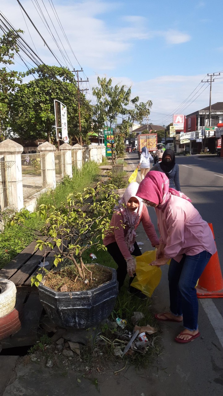 Kegiatan Kerja Bakti Di Sekitar Kantor Kelurahan Teluk Lerong Ulu