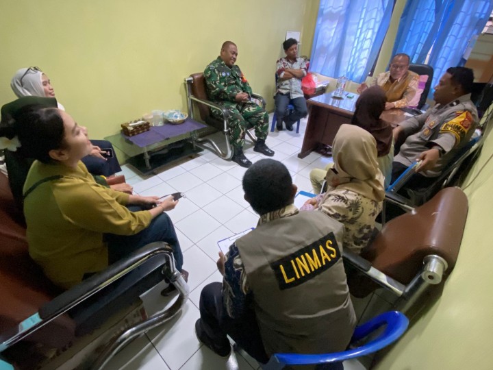Mediasi Permasalahan di Masyarakat oleh Bhabinkamtibnas dan Babinsa Kelurahan Teluk Lerong ulu