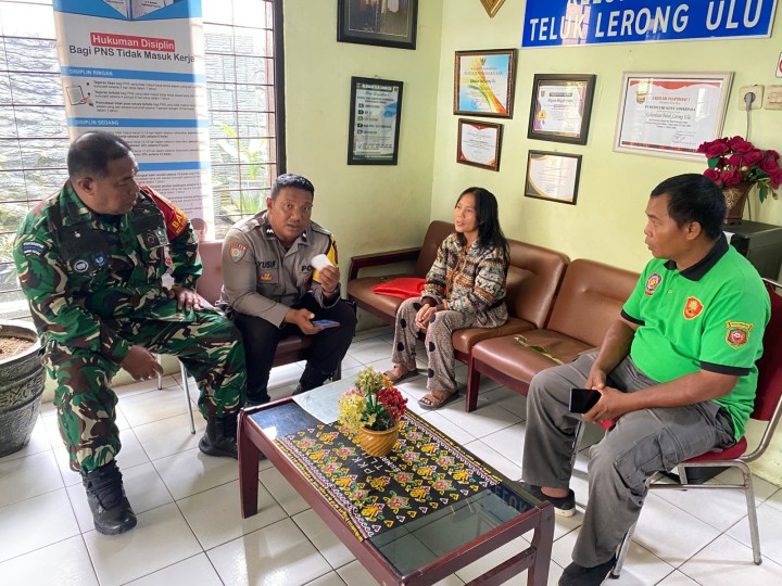 Mediasi Permasalahan di Masyarakat oleh Bhabinkamtibnas dan Babinsa Kelurahan Teluk Lerong ulu