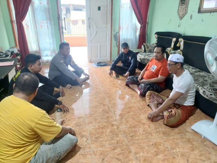 Mediasi Permasalahan di Masyarakat oleh Bhabinkamtibnas dan Babinsa Kelurahan Teluk Lerong ulu
