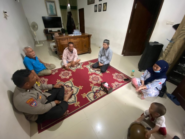 Mediasi Permasalahan di Masyarakat oleh Bhabinkamtibnas dan Babinsa Kelurahan Teluk Lerong ulu