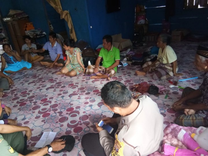 Kunjungan Lurah, Babinsa dan Babinkamtibmas Ke Pengungsi Gempa Palu di RT.20 Kel. Temindung Permai pada Rabu, 10 Oktober 2018 pukul 09.00 WITA