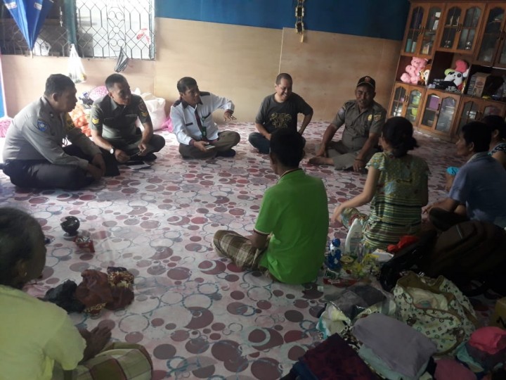 Kunjungan Lurah, Babinsa dan Babinkamtibmas Ke Pengungsi Gempa Palu di RT.20 Kel. Temindung Permai pada Rabu, 10 Oktober 2018 pukul 09.00 WITA