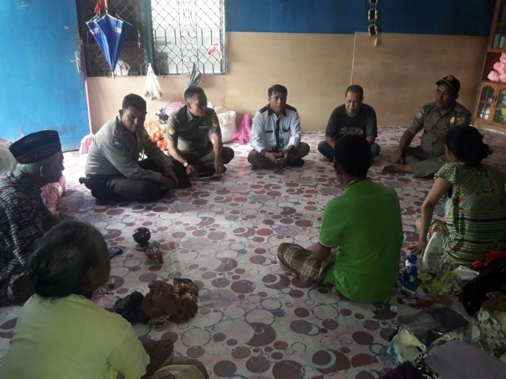 Kunjungan Lurah, Babinsa dan Babinkamtibmas Ke Pengungsi Gempa Palu di RT.20 Kel. Temindung Permai pada Rabu, 10 Oktober 2018 pukul 09.00 WITA