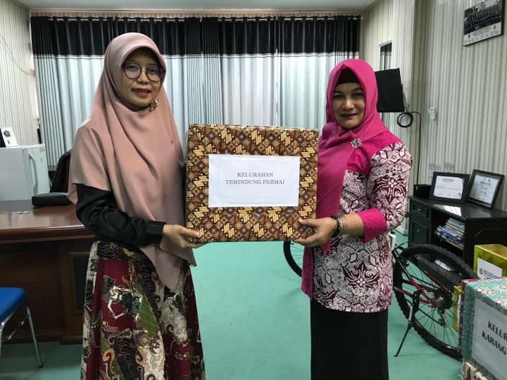Penyerahan bantuan Doorprice untuk jalan santai Diskominfo pada Jumat,12 Oktober 2018