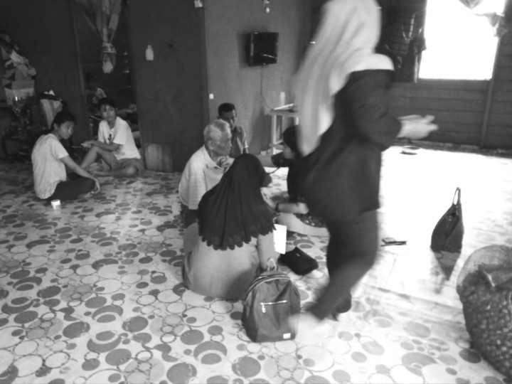 Pemeriksaan Kesehatan Pengungsi Palu dan Donggala dari Puskesmas  Pelita oleh Pimpinan dan Staff Puskesmas pada Sabtu, 13 Oktober 2018