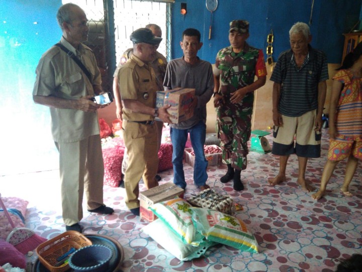 Penyerahan Bantuan Pertama oleh Lurah Temindung Permai kepada Pengungsi Palu di RT.020 pada Selasa, 16 Oktober 2018 Pukul 12.00 WITA