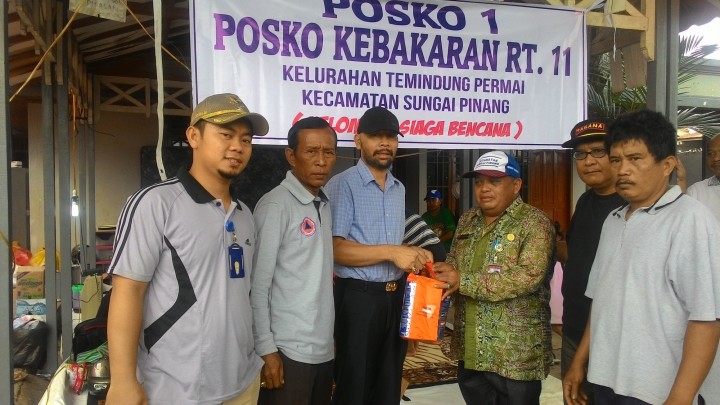 Penyarahan Bantuan Bencana Kebakaran di Jalan Pemuda III Dalam RT.011 pada 05 Agustus 2016