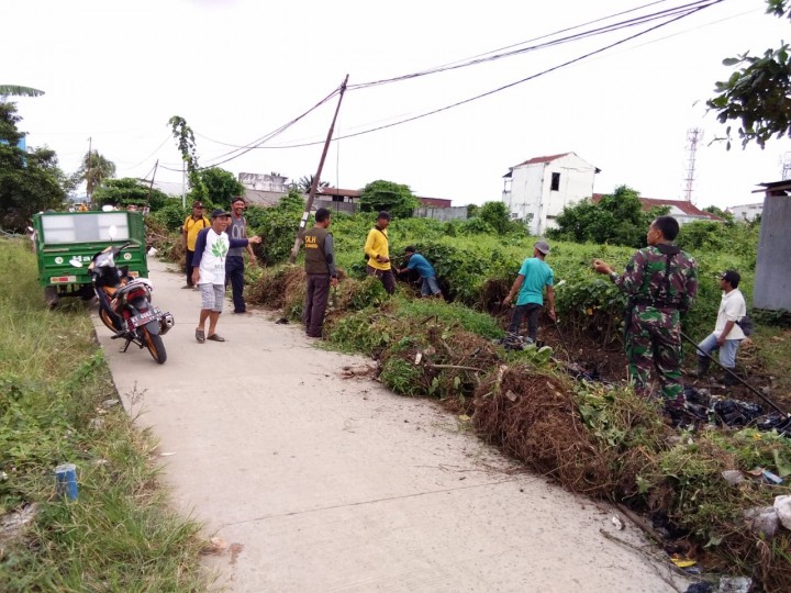 Gotong Royong Normalisasi Paret di Jalan Pemuda RT.006,007,008,009, dan 010 pada Kamis, 17 Januari 2019 Pukul 07.00 WITA